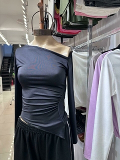 Remera pico con vivo y frunces emporio en internet