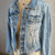 JAQUETA JEANS CLARA - Compritchas Brechó