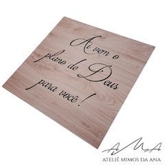 Placa "Aí vem o plano de Deus para você!" - comprar online