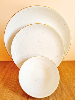 Prato Raso Shine Off White Com Brilhos e Borda Dourada - loja online