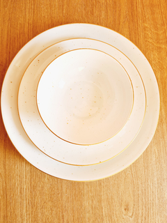 Prato de Sobremesa Shine Off White Com Brilhos e Borda Dourada - comprar online