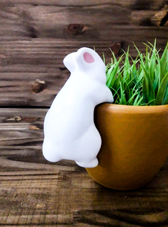 Enfeite Decoração de Páscoa Coelhinho Agarradinho de Pendurar na internet