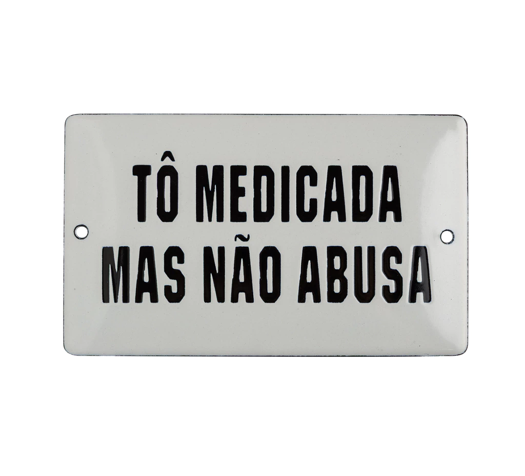 Placa esmlatada - Tô medicada mas não abusa