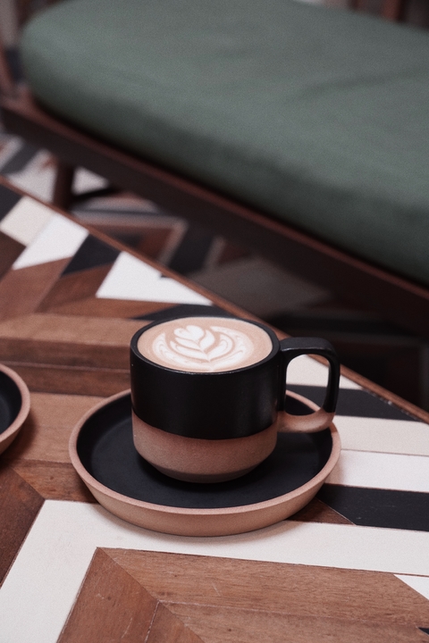Tazas J (tostado y negro) + platos de sitio. (Taza de te)
