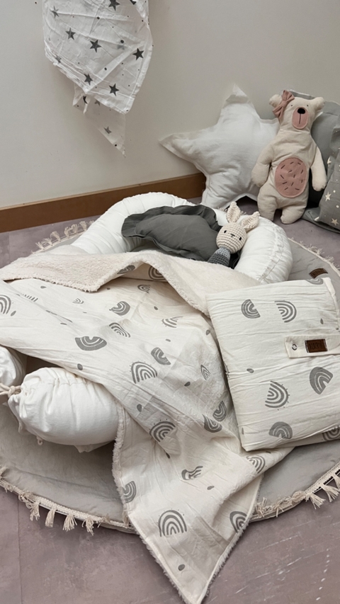 COMBO CAMBIADOR + MANTITA CON CORDERITO ESTAMPADA BLANCO CON ARCOIRIS GRIS