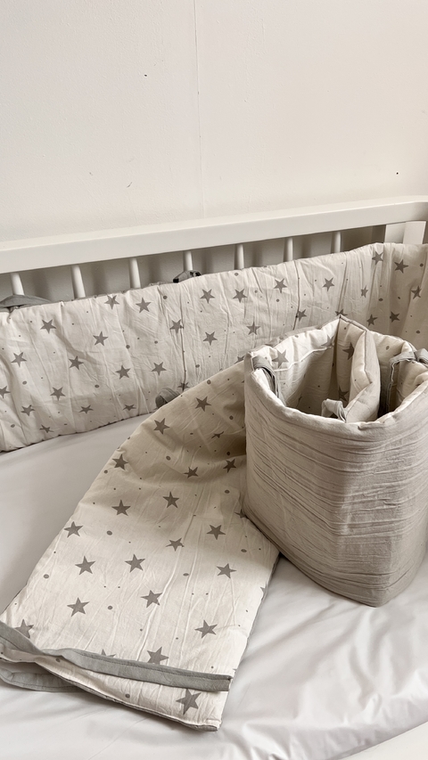 CHICHONERA REVERSIBLE CUNA FUNCIONAL BLANCA A ESTRELLAS GRIS COMBINADO CON GRIS PERLA
