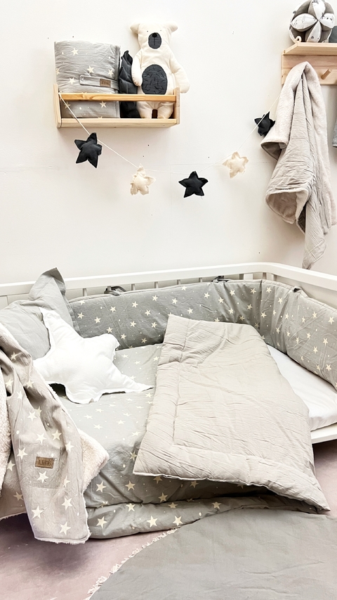 COMBO ACOLCHADO + CHICHONERA CUNA FUNCIONAL GRIS PERLA ESTAMPADO COMBINADO CON GRIS