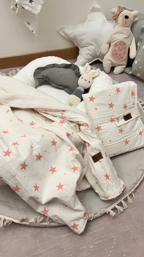 COMBO CAMBIADOR + MANTITA CON CORDERITO ESTAMPADA BLANCO CON ESTRELLAS ROSAS