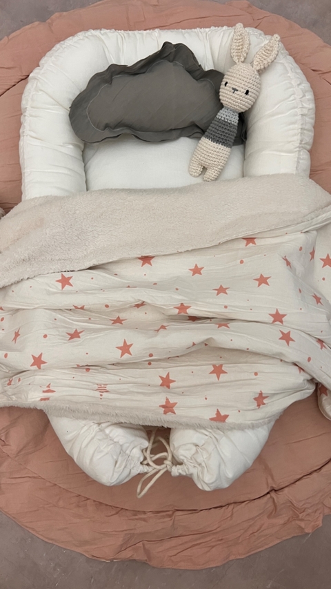 MANTITA CON CORDERITO ESTAMPADA BLANCA CON ESTRELLAS ROSAS