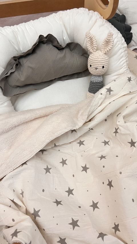 MANTITA BLANCA A ESTRELLAS CON CORDERITO