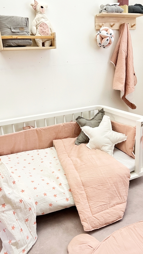 ACOLCHADO REVERSIBLE CUNA FUNCIONAL BLANCO ESTRELLAS ROSAS COMBINADO CON ROSA