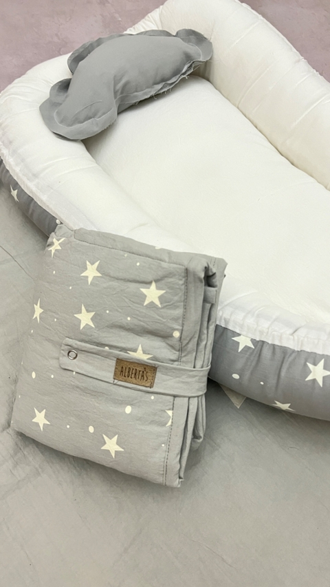 NIDITO DE CONTENCION GRIS PERLA ESTAMPADO + CAMBIADOR + ALMOHADITA NUBE DE REGALO