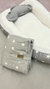 NIDITO DE CONTENCION GRIS PERLA ESTAMPADO + CAMBIADOR + ALMOHADITA NUBE DE REGALO