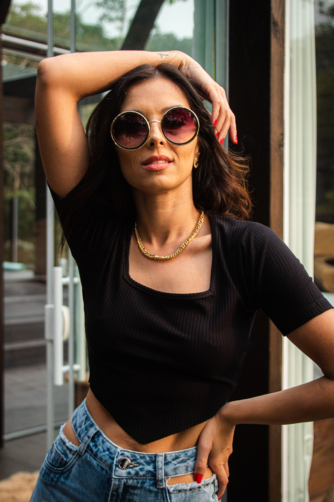 Cropped canelado com bico