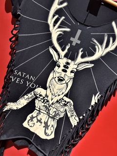 Blusa “Satan Loves You” na internet