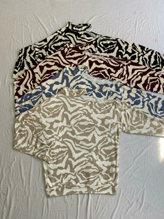 BUZO CON ABERTURA EN UN HOMBRO *LANILLA ESTAMPADA* - comprar online