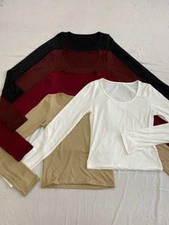 CAMISETA CON ORIFICIO PARA PULGARES *MODAL SOFT* en internet