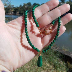 COLAR EM MALAQUITA E PINGENTE GOTA - comprar online