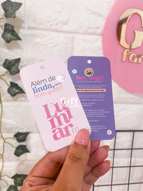 Tag para roupa verniz localizado frente e verso colorido