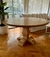 (DV) Mesa redonda de madera maciza con pata central / 148 x 77,5