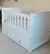 (CF) Cuna de MDF laqueado en blanco con barandas de transición, chichonera y colchón / 150x87/94x45/53/93/100 cuna / 145x80 colchón