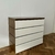 (ID) Cómoda y dos mesas de luz de madera enchapada / 100x50x90,5 cómoda 45x45x80 mesa de luz