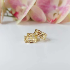 Brinco Argola Trabalhada Vazada Com 4 Zircônias Folheado Em Ouro 18k na internet