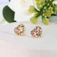 Imagem do Brinco Pequeno De Coração Com Zircônias Colorido Folheado A Ouro 18k