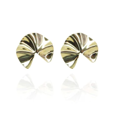 Brinco Com Efeito Ondulado Folheado Em Ouro 18k - BIDU SHOP
