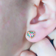 Brinco Pequeno De Coração Com Zircônias Colorido Folheado A Ouro 18k - comprar online
