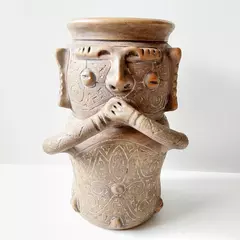 Vaso, de inspiração marajoara, por Manoel Dias