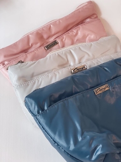 Necessaire com bolso externo Capezio na internet