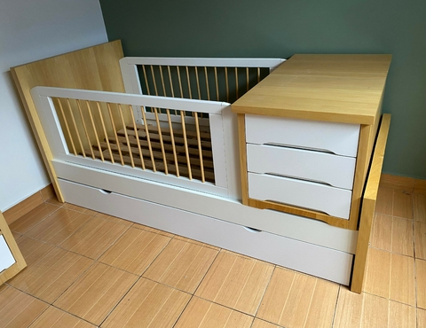 Cuna funcional Valentino de madera paraíso con frentes laqueados