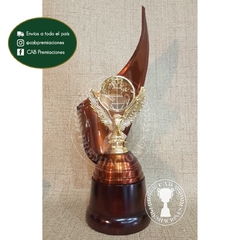 Trofeo metálico c/ figura águila mundo standard plás. BM - Envolvente -