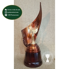 Trofeo metálico c/ figura triunfo alado pequeño standard plás. BM - Envolvente -