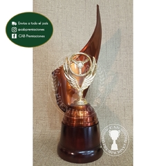 Trofeo metálico c/ figura automovilismo volante plás. BM - Envolvente -