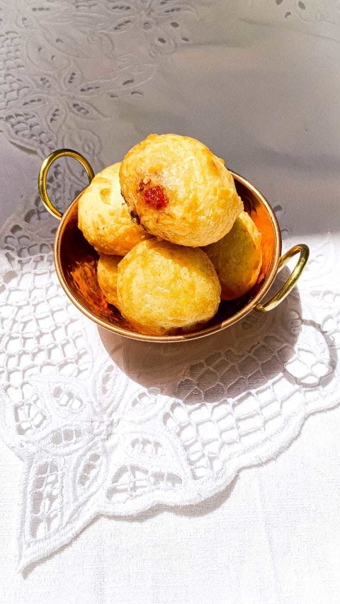 Pão de queijo coquetel recheado goiabada