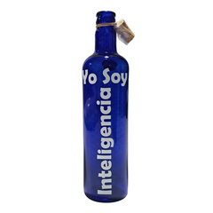 Botella de vidrio azul con sticker - "Yo soy"