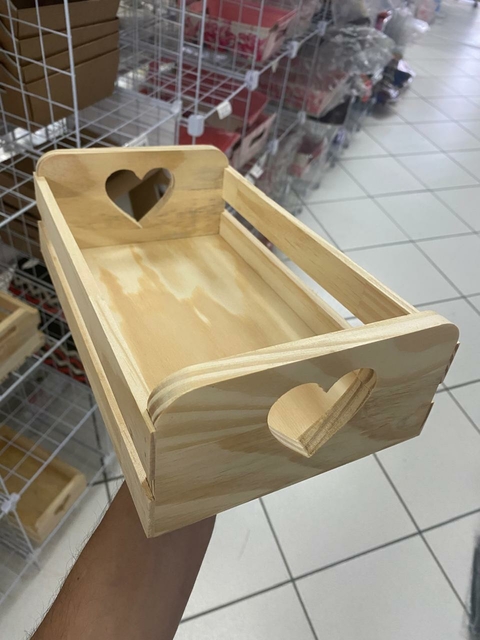 CESTA DE PINUS COM ALÇA CORAÇÃO G 30X18X9CM (P056-3) (CAT MOD 112)