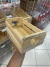 CESTA DE PINUS COM ALÇA CORAÇÃO 18X15X9CM P (P056-1) (CAT MOD 110)