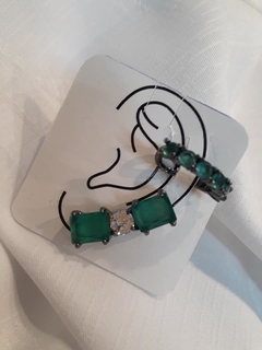 Brinco Unitário com Piercing em Zircônia Tons:  (Verde Esmeralda e Cristal)