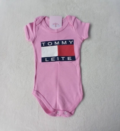 BODY TOMMY LEITE ROSA mesversario presente