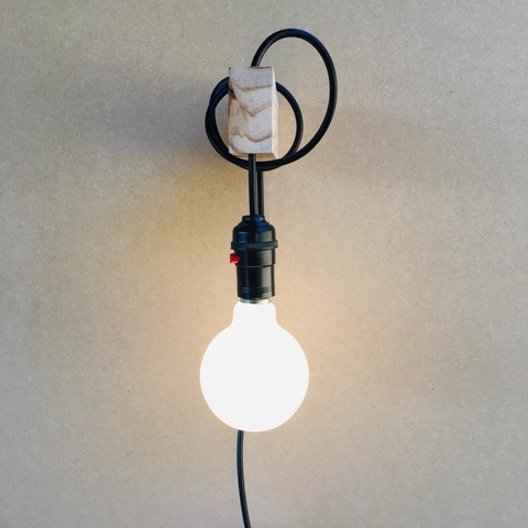 Luminária de madeira para parede com fio preto revestido de tecido, soquete com chave, graveto design