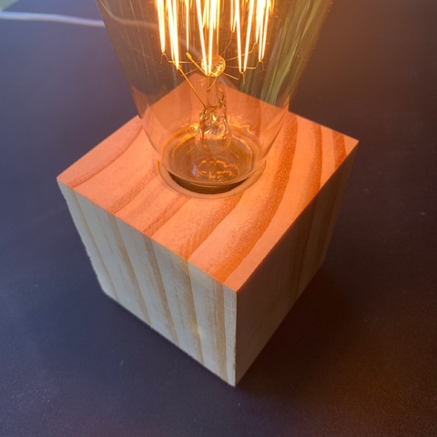 Luminária de madeira para mesa com fio paralelo branco, interruptor e plug branco, graveto design