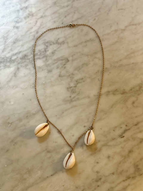 Collar Cadena dorada con dijes de Buzios - comprar online