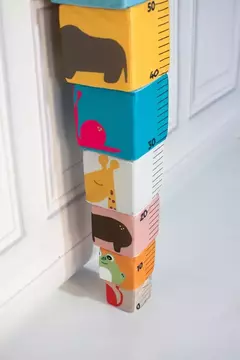 TORRE APILABLE DE ANIMALES CON MEDIDOR DE ALTURA - DIDÁCTICOS JUEGA CONMIGO