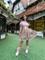 Traje bege escuro com rose