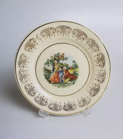 2076 PRATO DECORATIVO EM FAIANÇA BOLIVIANA COM CASAL CORTESÃO