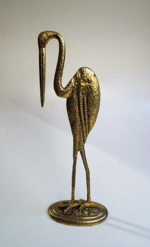 1759 ESCULTURA DE GARÇA FLAMINGO EM METAL AMARELO