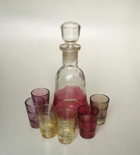 2011 LICOREIRA EM VIDRO COM 06 COPOS COLORIDOS